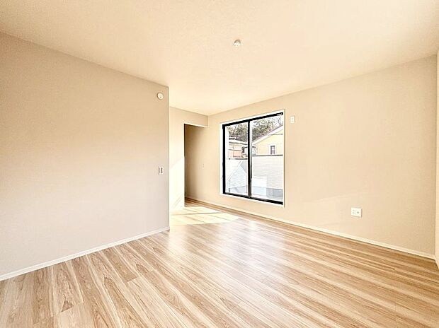 ～Bed Room～  「今日も一日お疲れ様」とご夫婦でゆったりくつろげる寝室。  毎日の家事やお仕事に疲れた日はフカフカのベットで癒されてください。テレビや本棚をおいても快適な広さが自慢♪