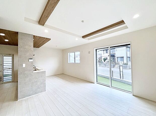 ～Living～　飽きの来ないシンプルでおしゃれなLDK。大きな窓から日差しが差し込むので室内も明るく、家族の憩いの場としてピッタリです。開放感と日当たりの良さを是非ご覧ください！