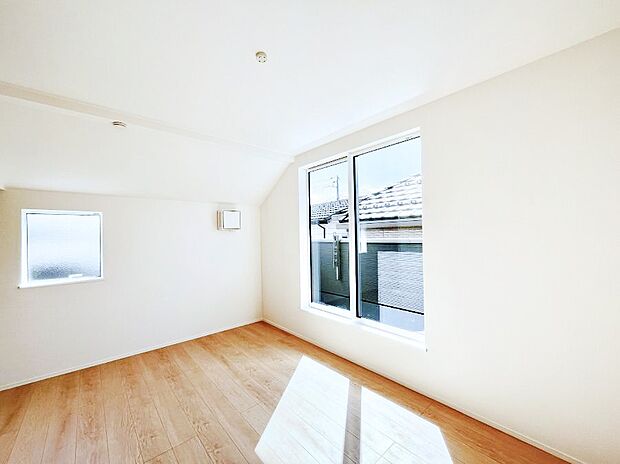 ～Bed Room～　木の温もりがやさしいフローリングは安らぎをもたらすプライベート空間。明るめのフローリングですので、壁紙ともマッチし、お部屋を更に広く見せてくれる効果も。