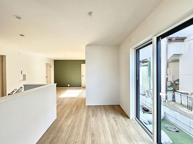 ~Living~ 豊かな陽光がこの場所を照らしだす。 光溢れるこの空間はみんなの笑顔が集う場所、時を忘れ、つきることのないたわいもない会話を楽しむ時間、たくさんの思いが綴られる場所。