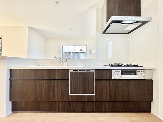 ~Kitchen~ 会話が弾むリビング、料理が愉しくなるキッチン。家は、ただ生活する場ではなく、暮らしを愉しく、快適にする場所。笑顔の毎日、安らぎの日々のために、最新の設備・仕様を採用。