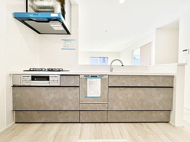 ~Kitchen~ 会話が弾むリビング、料理が愉しくなるキッチン。家は、ただ生活する場ではなく、暮らしを愉しく、快適にする場所。笑顔の毎日、安らぎの日々のために、最新の設備・仕様を採用。