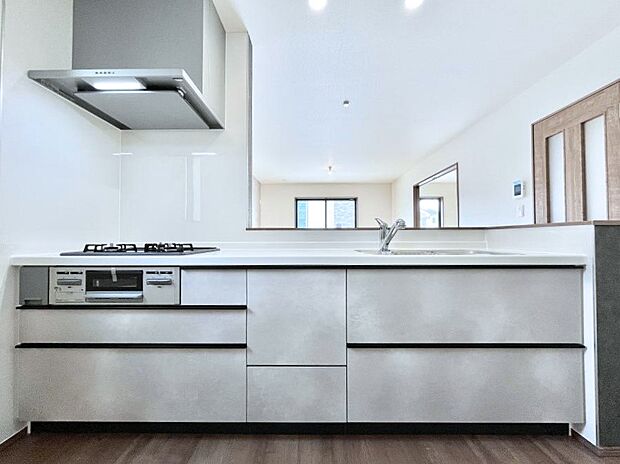 ◆C号棟◆～Kitchen～　広くて使いやすいキッチンなら家族でいっしょに料理をつくったり、後片付けも手間なくできちゃいます♪収納もたっぷりあるので、いつもすっきりと清潔な印象を保てます。