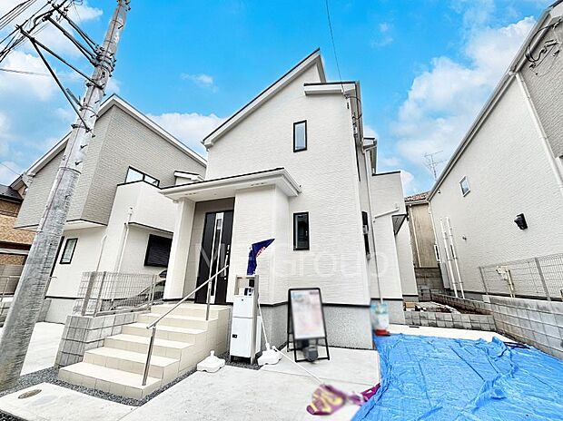 ～Exterior～　堂々たる趣ながら、主張し過ぎずどこか余裕を感じさせるシャープなフォルムで佇む邸宅は、晴天の空と照らし合わせる事で、本来あるべき完成形の姿を見せてくれます。