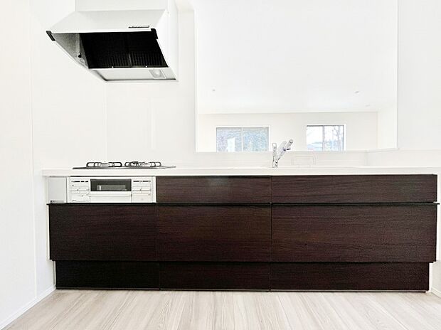 ◆A号棟◆~Kitchen~ 広くて使いやすいキッチンなら家族でいっしょに料理をつくったり、後片付けも手間なくできちゃいます♪収納もたっぷりあるので、いつもすっきりと清潔な印象を保てます。