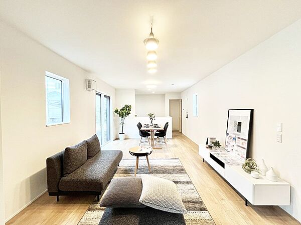 ～Living～　家族の一体感を感じられる広々としたスペース。家族と過ごす時間を大切にする方にピッタリのゆとりの住空間です。お子様が走り回っても安心して見守れます。家族の笑い声が今にも目に浮かびます。