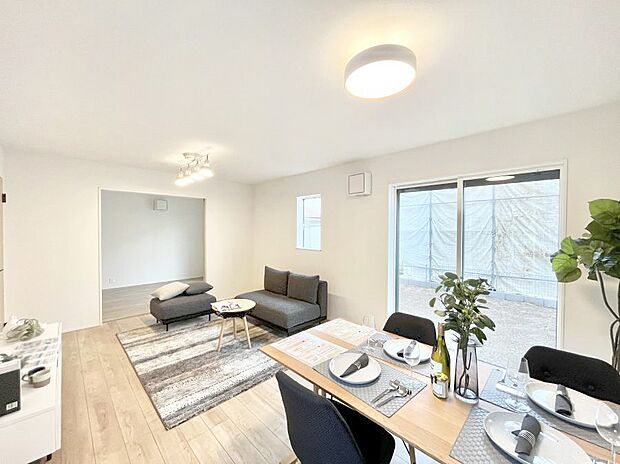 ~Living~ 飽きの来ないシンプルでおしゃれなLDK。大きな窓から日差しが差し込むので室内も明るく、家族の憩いの場としてピッタリです。開放感と日当たりの良さを是非ご覧ください!