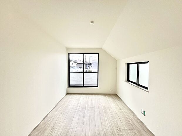 ~Bed Room~ 2面採光を確保した明るい室内は、風通しも良く、大変居心地の良い空間となっております。爽やかな風を感じて起きる朝は、快適生活の始まりに!日当たりや通風がとても良い住まい♪