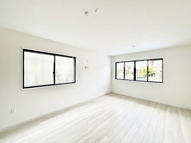 たっぷりの陽光と風を感じられるリビング