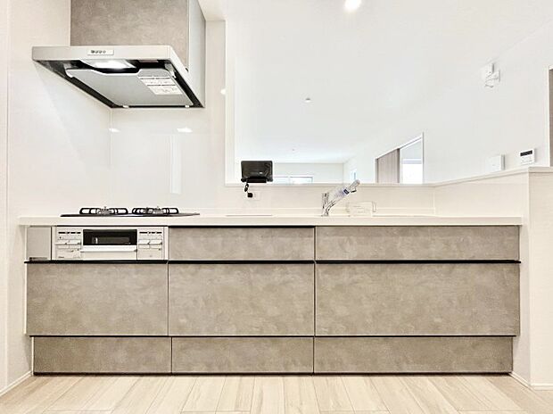 ～Kitchen～　広くて使いやすいキッチンなら家族でいっしょに料理をつくったり、後片付けも手間なくできちゃいます♪収納もたっぷりあるので、いつもすっきりと清潔な印象を保てます。