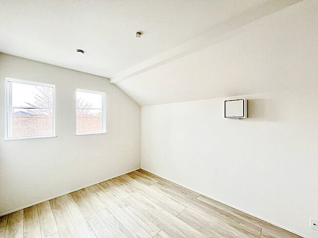 ～Bed Room～　部屋数が多いのが戸建てのメリットです。ご家族が増えたことで手狭に感じていた住まいも戸建てでは各居室プライバシーを保つことができます。住まいにゆとりが生まれ心もリラックスできます♪