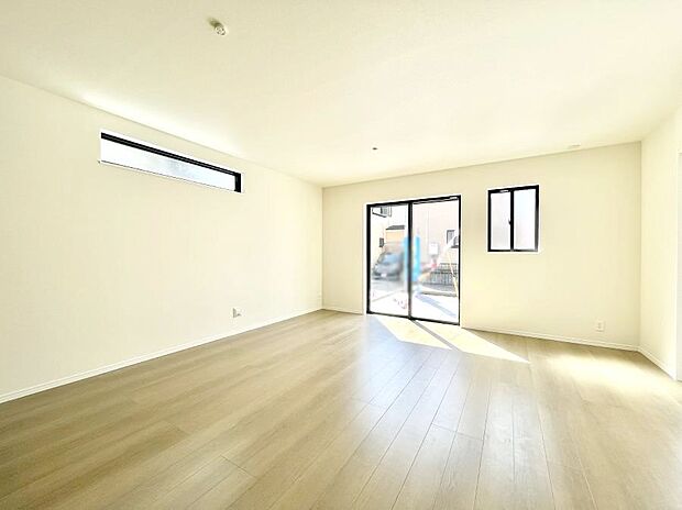 ◆A号棟◆~Living~ 飽きの来ないシンプルでおしゃれなLDK。大きな窓から日差しが差し込むので室内も明るく、家族の憩いの場としてピッタリです。開放感と日当たりの良さを是非ご覧ください!