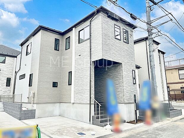 ◆2-B号棟◆～Exterior～　一戸建ての大きなメリットは、自分達の「土地」を「自由に」使える事です。ガーデニングやＤＩＹ，車やバイクの趣味など様々な用途で利用できます。