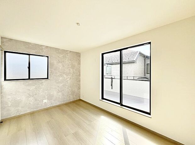 ◆2-B号棟◆～Bed Room～　2面採光を確保した明るい室内は、風通しも良く、大変居心地の良い空間となっております。爽やかな風を感じて起きる朝は、快適生活の始まりに！