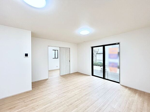 ～Living～　飽きの来ないシンプルでおしゃれなLDK。大きな窓から日差しが差し込むので室内も明るく、家族の憩いの場としてピッタリです。開放感と日当たりの良さを是非ご覧ください！