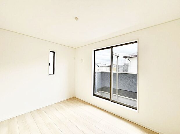 ～Bed Room～　2面採光を確保した明るい室内は、風通しも良く、大変居心地の良い空間となっております。爽やかな風を感じて起きる朝は、快適生活の始まりに！日当たりや通風がとても良い住まい♪