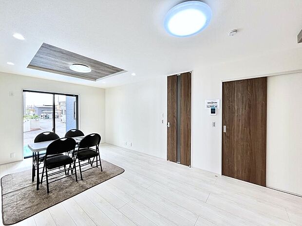 ～Living～　飽きの来ないシンプルでおしゃれなLDK。大きな窓から日差しが差し込むので室内も明るく、家族の憩いの場としてピッタリです。開放感と日当たりの良さを是非ご覧ください！