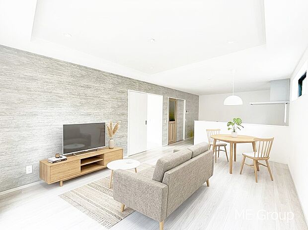 ～Living～　家族の会話や笑顔が行き交うリビングです。子供が走ってる姿を見ながら、大きなソファやダイニングテーブルでゆったり食事をしたりくつろぎたい♪そんな夢が叶えられる空間です！※家具はCGです