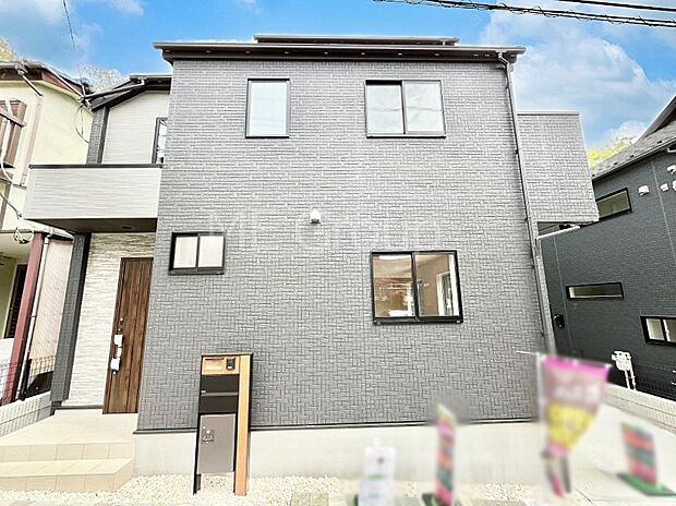 ～Exterior～  閑静な住宅地で子育て家族にピッタリ。  毎日のお散歩も快適な緑に恵まれたエリアで、自然に包まれた穏やかな暮らしを実現するための、ゆとりある住環境が整っています。