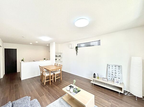 ◆１号棟◆～Living～  家族の食事や団らんのほか、子どもを遊ばせたり、友人を招いたりするLDKは住まいの中心。  長時間過ごす場所だから、その空間は住まい全体の居心地を左右します。