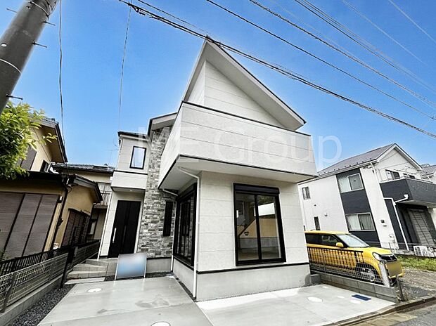 ～Exterior～　堂々たる趣ながら、主張し過ぎずどこか余裕を感じさせるシャープなフォルムで佇む邸宅は、晴天の空と照らし合わせる事で、本来あるべき完成形の姿を見せてくれます。