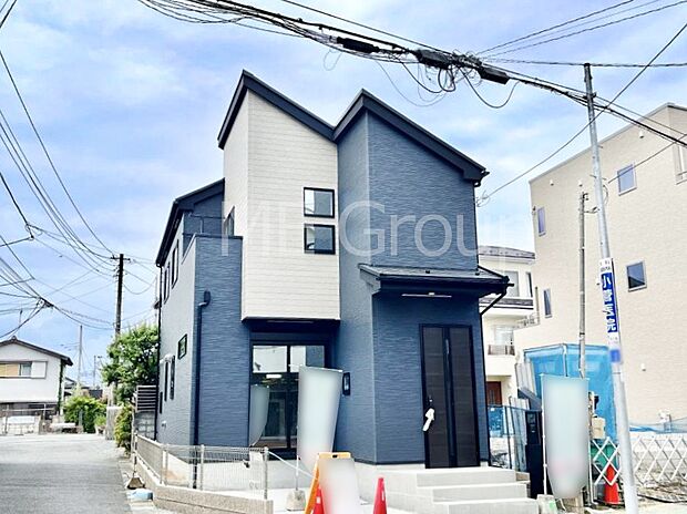 ~Exterior~ 角地により陽当り・風通し良好です。一戸建ての大きなメリットは、自分達の「土地」を「自由に」使える事です。ガーデニングやDIY,車やバイクの趣味など様々な用途で利用できます。