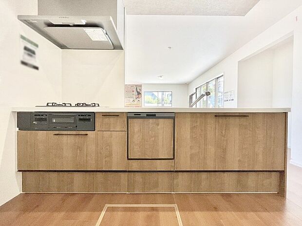 ~Kitchen~ 会話が弾むリビング、料理が愉しくなるキッチン。家は、ただ生活する場ではなく、暮らしを愉しく、快適にする場所。笑顔の毎日、安らぎの日々のために、最新の設備・仕様を採用。