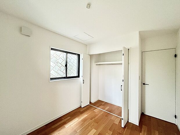 ◆No.5◆~Bed Room~ 全居室には収納クローゼットを完備!普段使いのお洋服や小物はもちろん、季節物のお洋服などもしっかりと整理整頓おしまい頂けます。 居室空間を広く使用できますね。