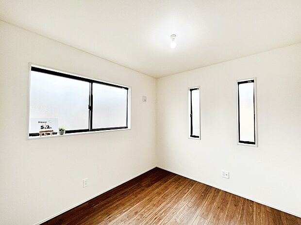 ~Bed Room~ 2面採光を確保した明るい室内は、風通しも良く、大変居心地の良い空間となっております。爽やかな風を感じて起きる朝は、快適生活の始まりに!日当たりや通風がとても良い住まい♪