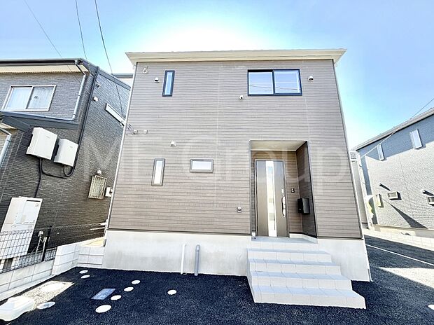 ~Exterior~ 一戸建ての大きなメリットは、自分達の「土地」を「自由に」使える事です。ガーデニングやDIY,車やバイクの趣味など様々な用途で利用できます。