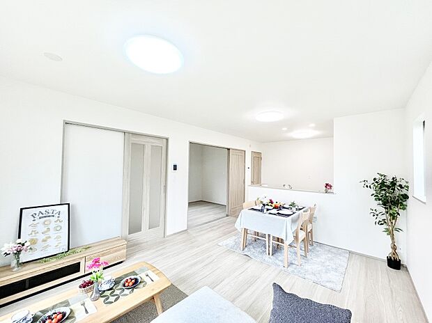 ◆B号棟◆~Living~ 家族の食事や団らんのほか、子どもを遊ばせたり、友人を招いたりするLDKは住まいの中心。長時間過ごす場所だから、その空間は住まい全体の居心地を左右します。 ※家具はCGです