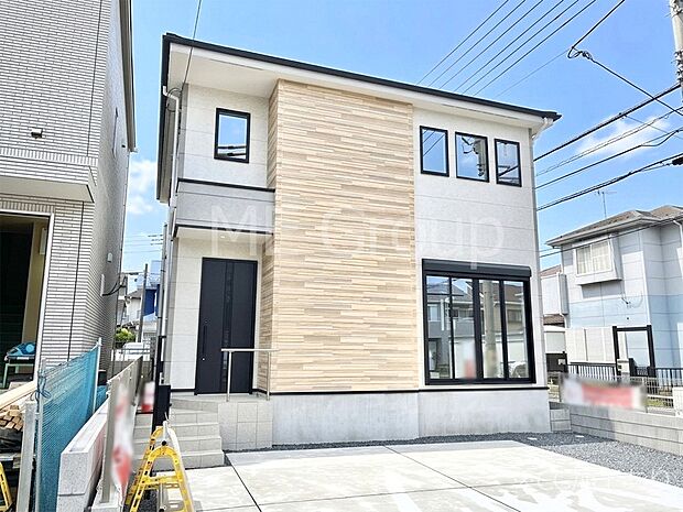~Exterior~ 角地により陽当り・風通し良好です。一戸建ての大きなメリットは、自分達の「土地」を「自由に」使える事です。ガーデニングやDIY,車やバイクの趣味など様々な用途で利用できます。