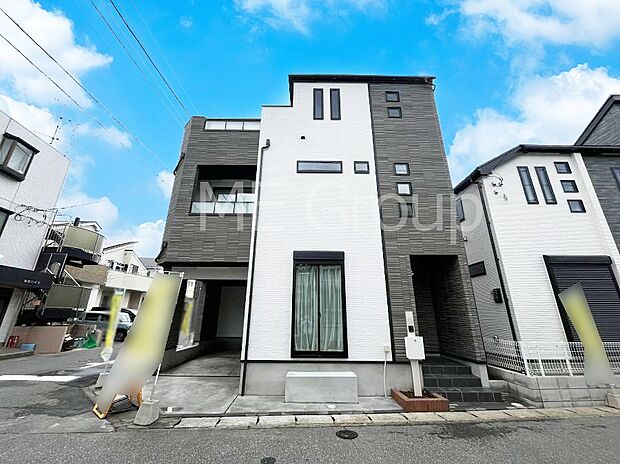 ◆A号棟◆~Exterior~ 角地により陽当り・風通し良好です。上質感漂う玄関へのアプローチ。居住者の帰り、訪れる方を優しく迎える・安らぎに満ちた生活空間を予感させる。健やかな暮らしを楽しめそう。