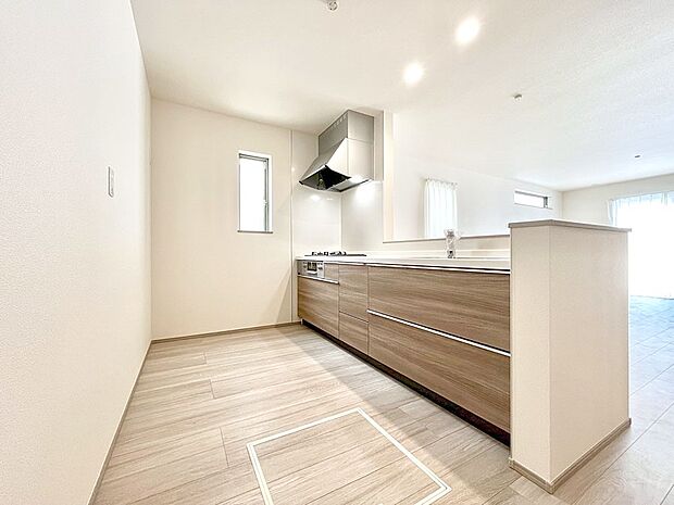 ~Kitchen~ 自然光が入る窓のあるキッチン☆毎日使う場所だからこそ、使い勝手を考慮しました。ゆったりとしたキッチンコーナーは質感豊かな仕上がりとなっております。