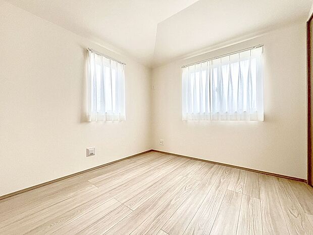 ~Bed Room~ 2面採光を確保した明るい室内は、風通しも良く、大変居心地の良い空間となっております。爽やかな風を感じて起きる朝は、快適生活の始まりに!日当たりや通風がとても良い住まい♪