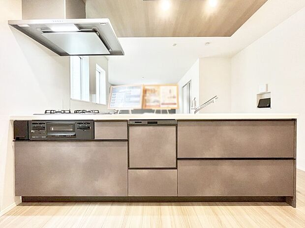 ～Kitchen～　会話が弾むリビング、料理が愉しくなるキッチン。家は、ただ生活する場ではなく、暮らしを愉しく、快適にする場所。笑顔の毎日、安らぎの日々のために、最新の設備・仕様を採用。