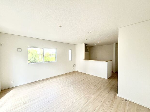 ◆2号棟◆~Living~ 家族の食事や団らんのほか、子どもを遊ばせたり、友人を招いたりするLDKは住まいの中心。長時間過ごす場所だから、その空間は住まい全体の居心地を左右します。