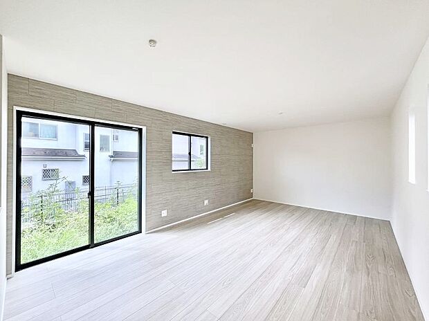 ~Living~ 飽きの来ないシンプルでおしゃれなLDK。大きな窓から日差しが差し込むので室内も明るく、家族の憩いの場としてピッタリです。開放感と日当たりの良さを是非ご覧ください!