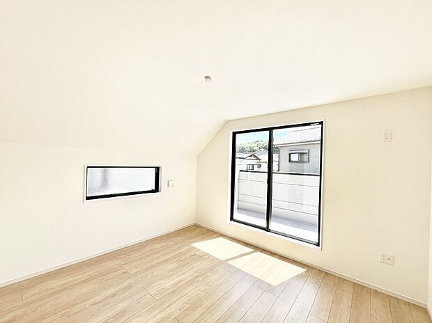 ～Bed Room～　バルコニーからの採光で朝もスッキリ目が覚めそうですね！穏やかな光が差し込む室内には、穏やかな時間が流れます。休日には、落ち着いた空間で自分の趣味を楽しむのはいかがですか。