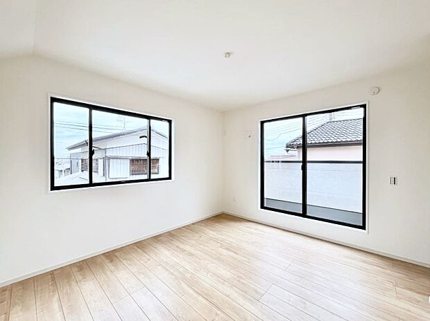 ～Bed Room～　2面採光を確保した明るい室内は、風通しも良く、大変居心地の良い空間となっております。爽やかな風を感じて起きる朝は、快適生活の始まりに！日当たりや通風がとても良い住まい♪