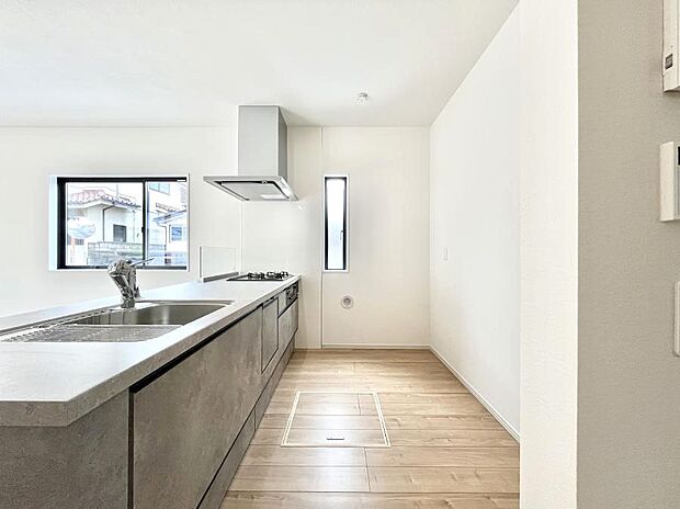 ◆１号棟◆～Kitchen～　自然光が入る窓のあるキッチン☆毎日使う場所だからこそ、使い勝手を考慮しました。ゆったりとしたキッチンコーナーは質感豊かな仕上がりとなっております。