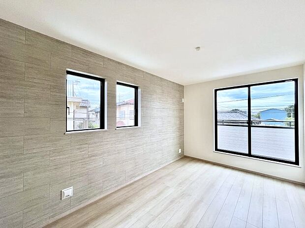 ~Bed Room~ 2面採光を確保した明るい室内は、風通しも良く、大変居心地の良い空間となっております。爽やかな風を感じて起きる朝は、快適生活の始まりに!日当たりや通風がとても良い住まい♪