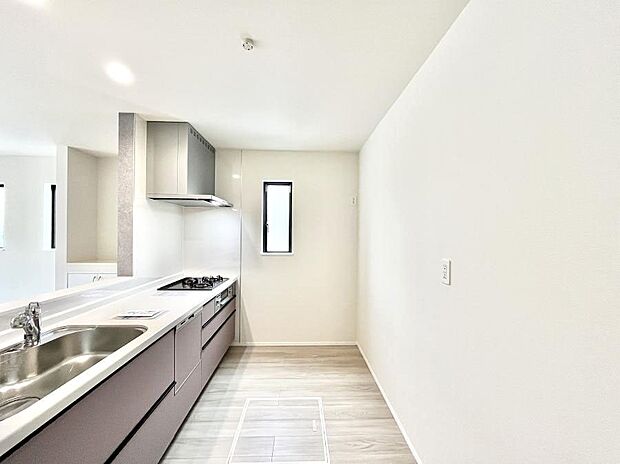 ◆A号棟◆～Kitchen～　自然光が入る窓のあるキッチン☆毎日使う場所だからこそ、使い勝手を考慮しました。ゆったりとしたキッチンコーナーは質感豊かな仕上がりとなっております。