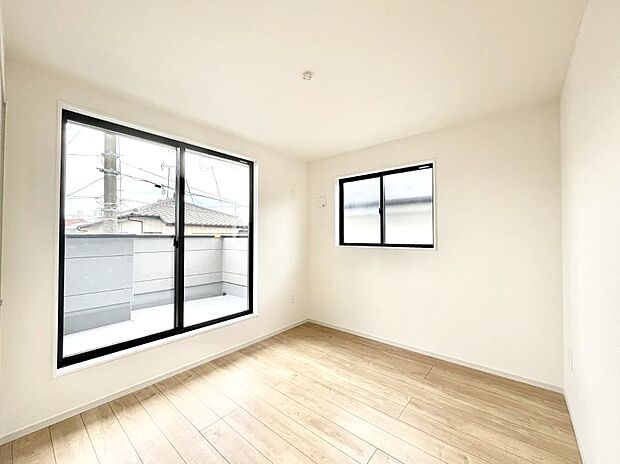◆１号棟◆～Bed Room～　2面採光を確保した明るい室内は、風通しも良く、大変居心地の良い空間となっております。爽やかな風を感じて起きる朝は、快適生活の始まりに！日当たりがとても良い住まい♪