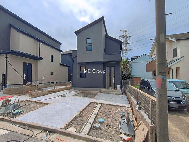 ◆1号棟◆~Exterior~ 堂々たる趣ながら、主張し過ぎずどこか余裕を感じさせるシャープなフォルムで佇む邸宅は、晴天の空と照らし合わせる事で、本来あるべき完成形の姿を見せてくれます。