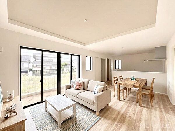 ◆1号棟◆～Living～　飽きの来ないシンプルでおしゃれなLDK。大きな窓から日差しが差し込むので室内も明るく、家族の憩いの場としてピッタリです。日当たりの良さを是非ご覧ください！※家具はCGです