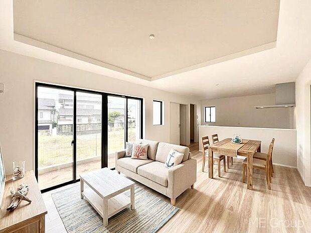 ◆1号棟◆~Living~ 飽きの来ないシンプルでおしゃれなLDK。大きな窓から日差しが差し込むので室内も明るく、家族の憩いの場としてピッタリです。日当たりの良さを是非ご覧ください!※家具はCGです