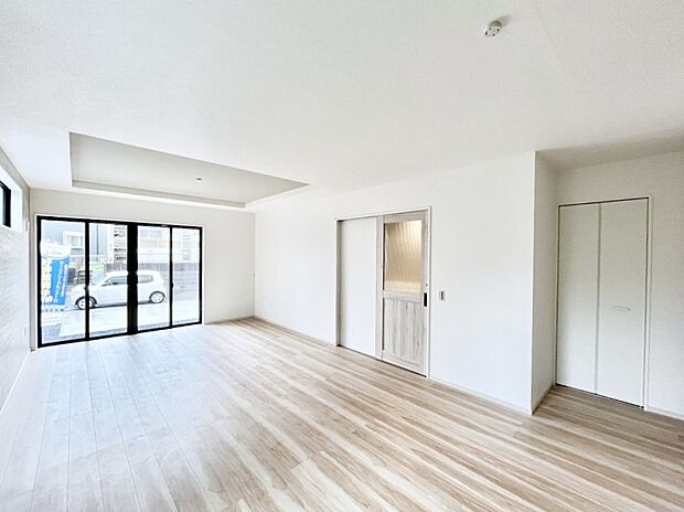 ~Living~ 豊かな陽光がこの場所を照らしだす。 光溢れるこの空間はみんなの笑顔が集う場所、時を忘れ、つきることのないたわいもない会話を楽しむ時間、たくさんの思いが綴られる場所。