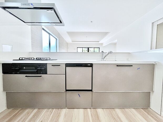 ～Kitchen～　会話が弾むリビング、料理が愉しくなるキッチン。家は、ただ生活する場ではなく、暮らしを愉しく、快適にする場所。笑顔の毎日、安らぎの日々のために、最新の設備・仕様を採用。