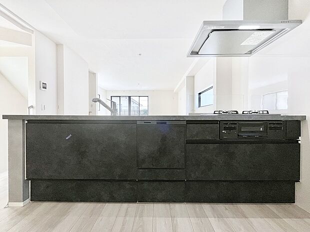 ◆1号棟◆～Kitchen～　会話が弾むリビング、料理が愉しくなるキッチン。家は、ただ生活する場ではなく、暮らしを愉しく、快適にする場所。笑顔の毎日、安らぎの日々のために、最新の設備・仕様を採用。